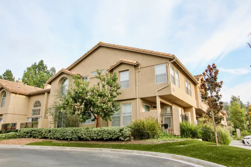 Well maintained community of Seacove Place in Aliso Viejo, CA on a sunny day