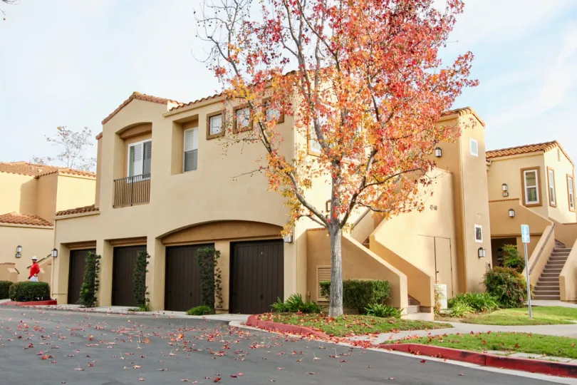 THE VILLAS IN THE SEACOVE VILLAS WITH THE LAWN, FLOWER PLANTS, STEPS, SHOPS