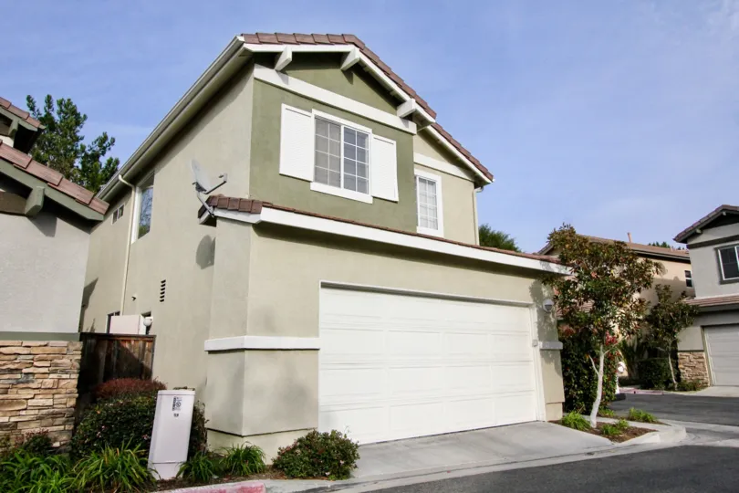Nicely kept adobe home in the clear sunny Aliso Viejo, California. The homes are close in proximity and very clean.