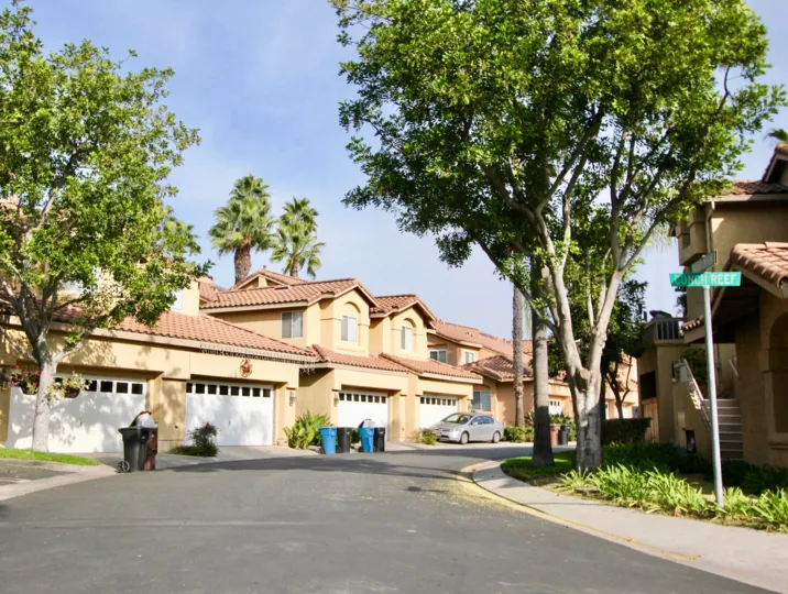 A good bendy road to a good environment in Windwaards, Aliso Viejo, California