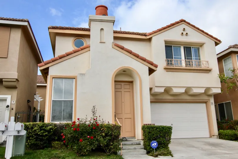 A sunny day with a Beautiful and Modern Two Story Tiburon Home with garage in Aliso Viejo, CA
