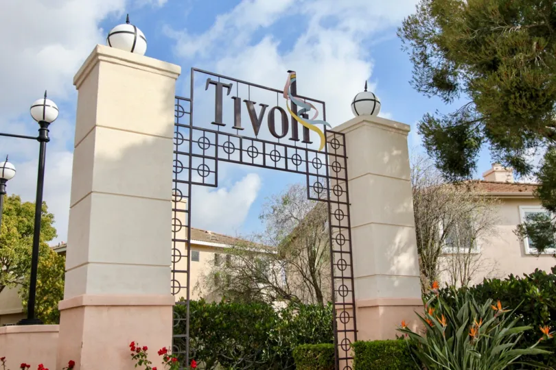 A sunny day in the Tivoli I with a well designed house and plant.