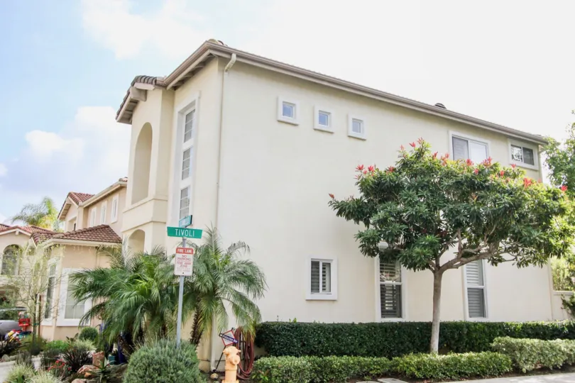 Wonderful modern family home located in the great community of Tivoli II