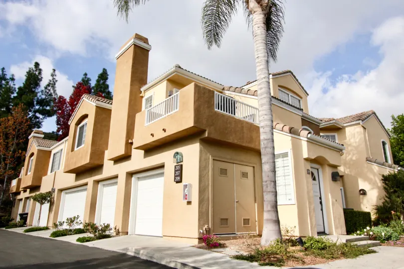 Villa with corner bit having sunshine and palm trees with parking in Villa South of Aliso Viejo