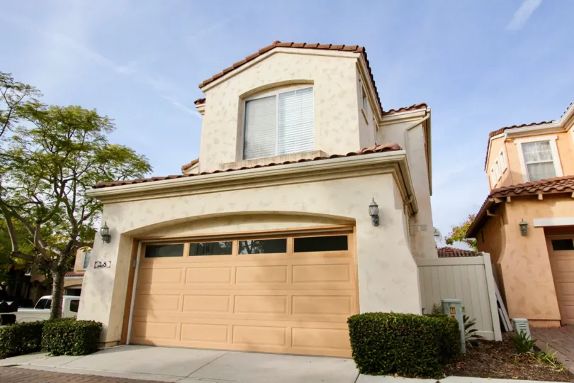 Two storey single family home with front facing bonus room, double car garage and hedges at Vista De Oro
