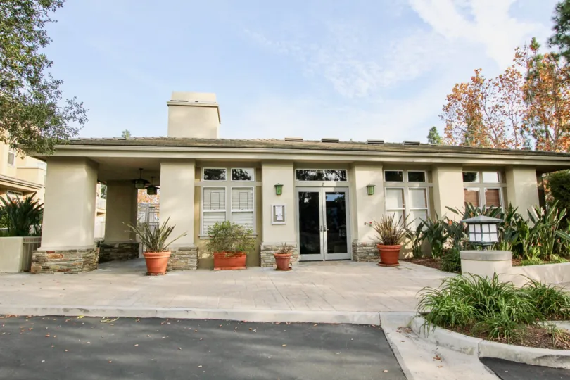 VERY CUTE HOUSE IN THE CALIFORNIA WITH VERY CUTE GARDEN POT