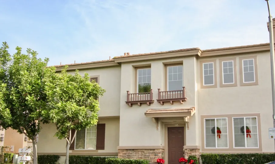 A sweet building in the Vista Heights with some shrubs, plants and trees also