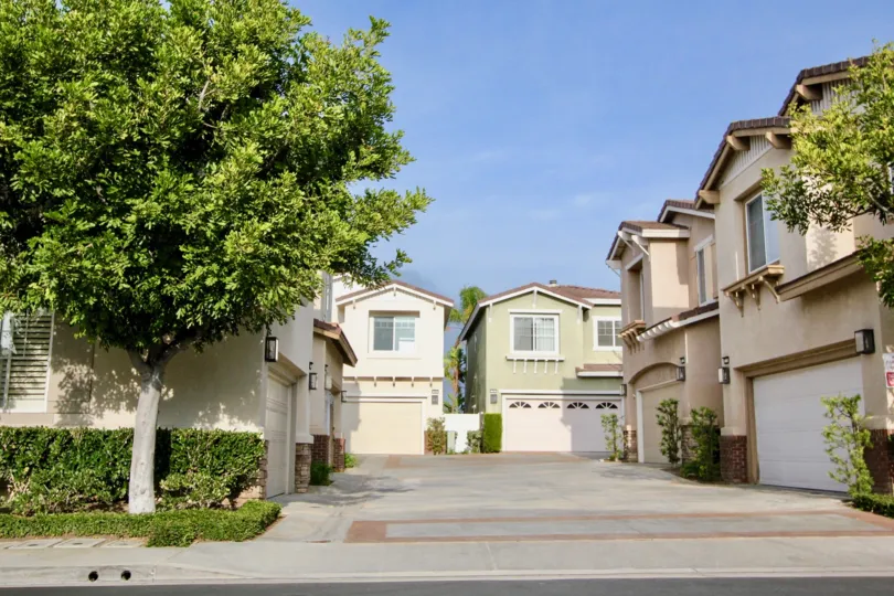 A sunny day in the Vista Heights with some apartments and blue sky.