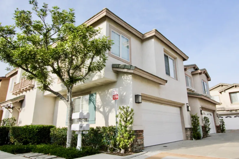This VIsas Above Wood Canyon home offers two stories and convenient mailbox placement.