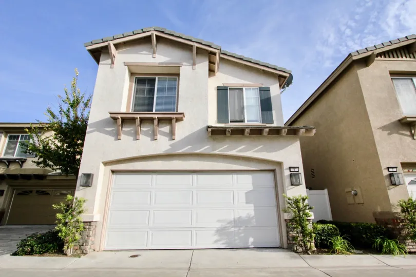 Home with a garage and sidewalk in the Vistas Plaza Community in Aliso Viejo, CA.