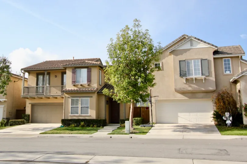 VERY NICE WITH LIGHT COLOR HOUSE INFRONT OF TREE WITH GROSS