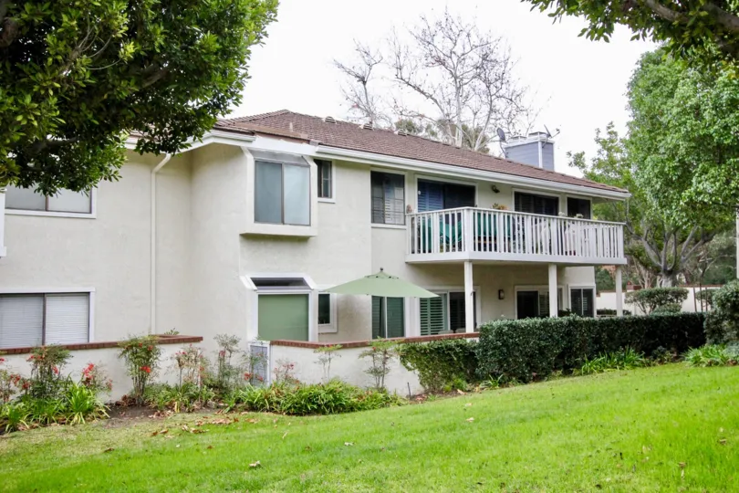 Canyon Pointe Building beauty location with green park