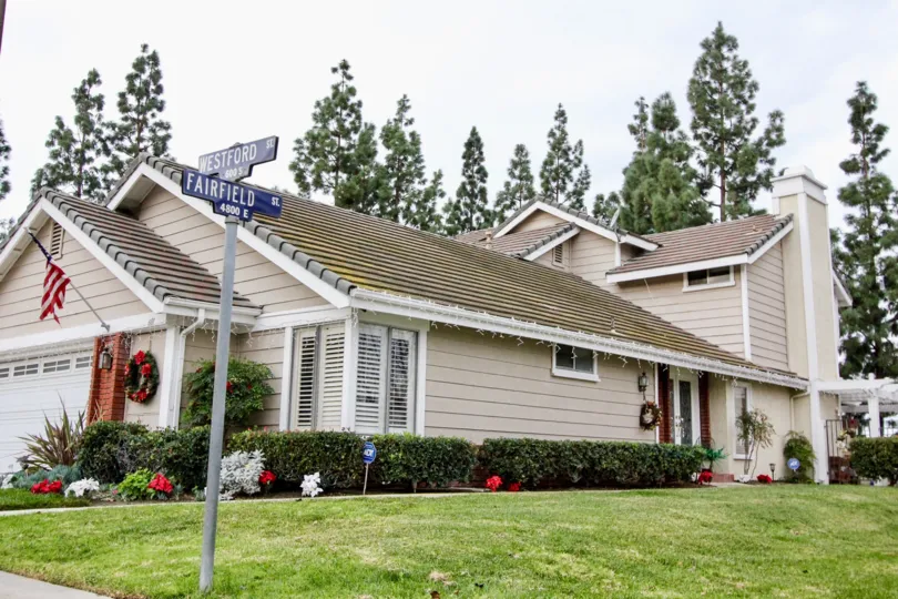 Canyon Terrace Townhomes Building having Beauty Green Garden at Anaheim Hills City