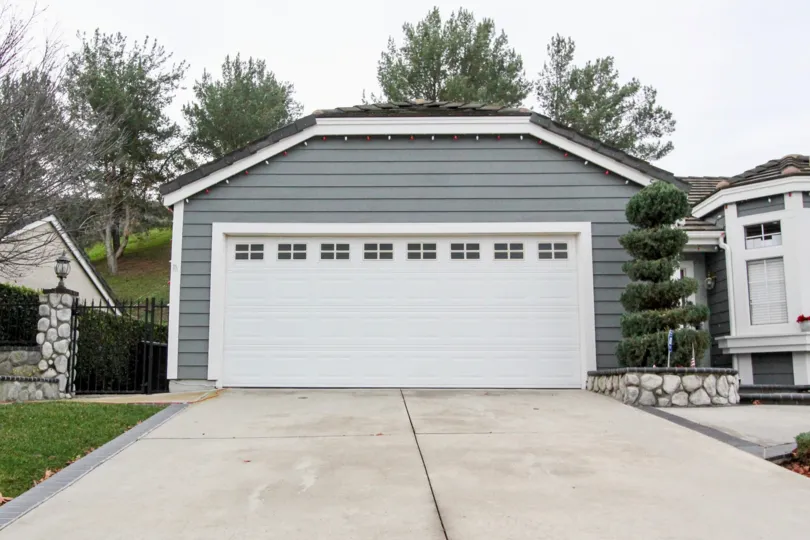 THE SHED WITH LOT OF TREES, LAWN, PLANTS, SIDEBY HOME ARE IN THE CITY OF ANAHEIM HILLS