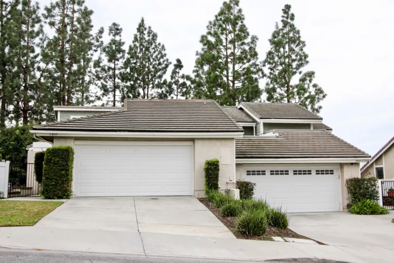 Beautiful villa huse in Anahelm Hills, California with enclosed aprking and trees around