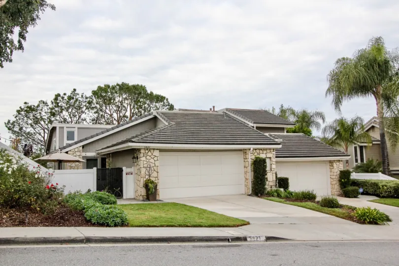 THIS IMAGE SHOWS THE HOUSES WHICH HAVE THE LAWN, PLANTS AND THE LOT OF TREES ARE LOCATED IN THE CITY OF ANAHEIM HILLS