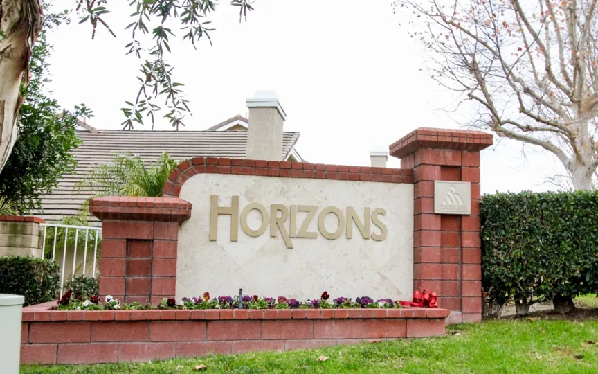 THIS IMAGE SHOWS THE HORIZONS NAME BOARD AND THE BACKSIDE HOME IS SEEN, THIS PLACE LOOKS LIKES A GARDEN THAT HAS PLANTS AND TREES IN THE CITY OF ANAHEIM HILLS