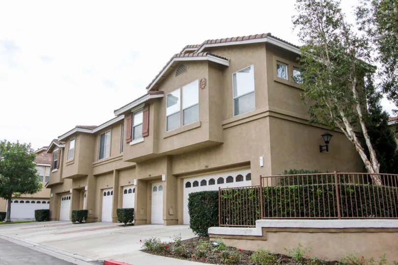 THIS SHOWS THE APARTMENTS PLACED IN THE CITY OF ANAHEIM HILLS THAT VIEWS THE TREES, PLANTS AND THE PATHWAY