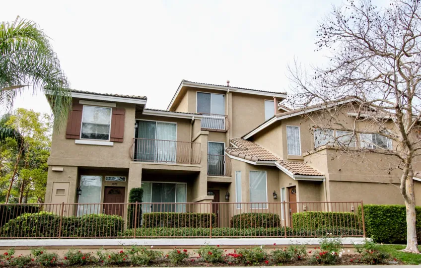 THIS IMAGE VIEWS THE LARGE HOUSE, IN THE FRONTSIDE BEAUTIFUL PLANTS TREES ARE PLANTED WHERE IN THE CITY OF ANAHEIM HILLS