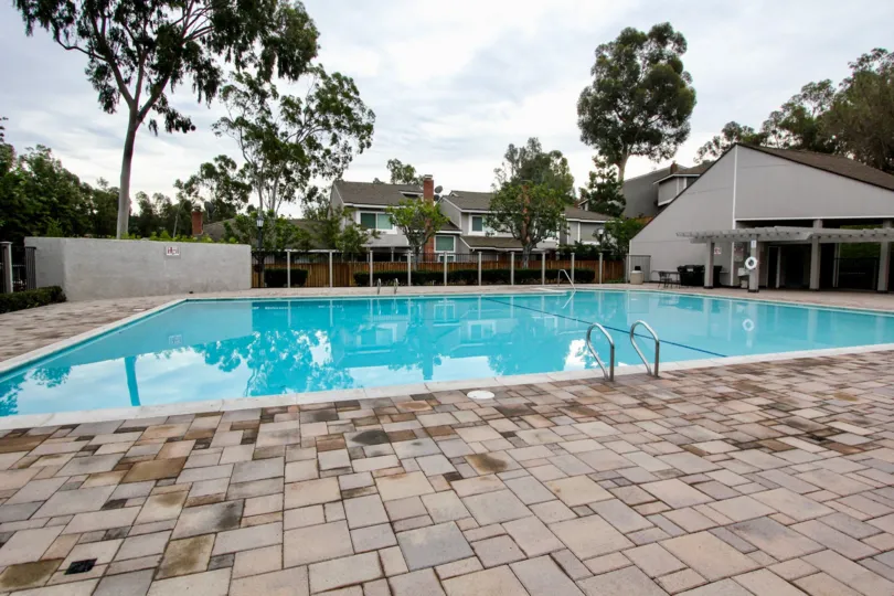 THE HOUSE IN THE PARKVIEW TOWNHOMES WITH THE SWIMMING POOL, PLANTS, TREES