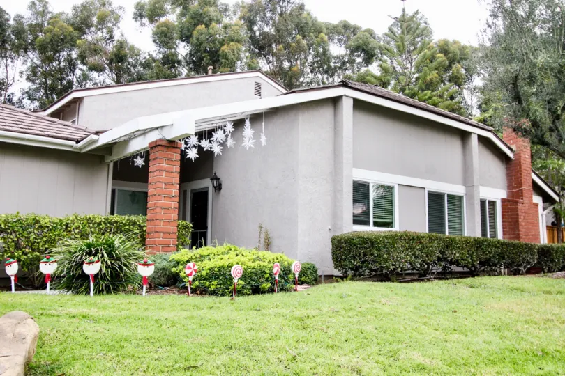 THE HOUSE IN THE PARKVIEW TOWNHOMES WITH THE GRASSLAND, TREES, PLANTS