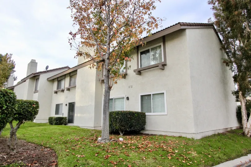 THE SIDEVIEW OF THE HOUSES, PLANTS, TREES, LAWN ARE THERE IN THE CITY OF ANAHEIM HILLS