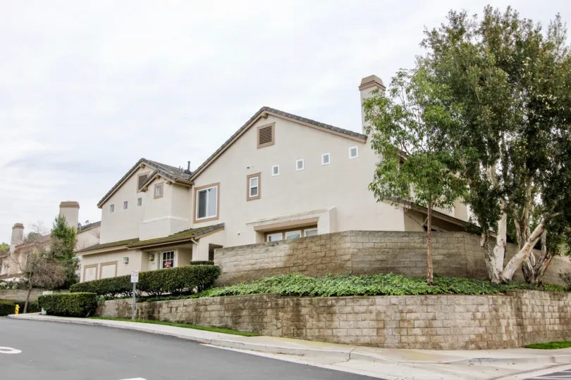 THE SIDEVIEW OF THE FLATS WITH PLANTS, TREES, AND ROADWAY TO THE FLAT IS LOCATED IN ANAHEIM HILLS