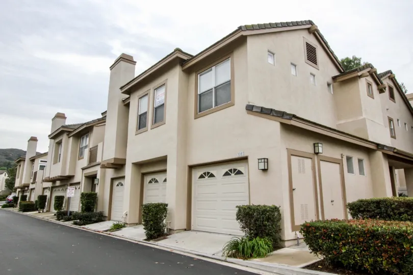 THE SIDE VIEW OF FLATS WITH SHED WHICH IS IN ANAHEIM HILLS THAT VIEWS LOT OF PLANTS