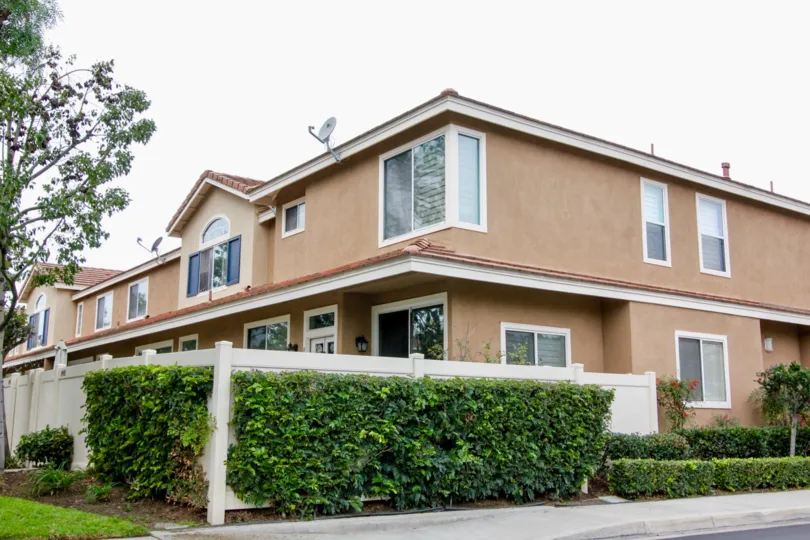 THE HOUSE IN THE SUMMIT PARK WITH THE PLANTS, DISH ANTENNA, LAWN