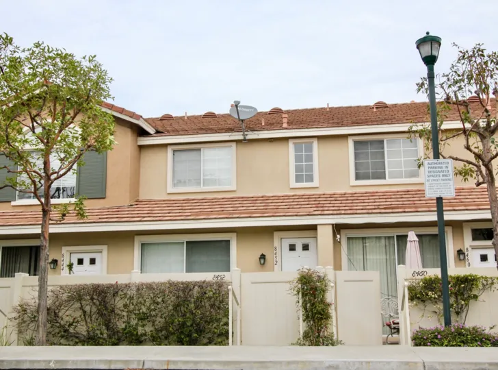 THIS SHOWS THE FRONT VIEW OF HOUSE THAT HAS THE NUMBER ON THE WALL, NIGHT LAMP, TREES, AND THE PLANTS ARE SHOWN IN THE COMMUNITY OF SUMMIT PARK