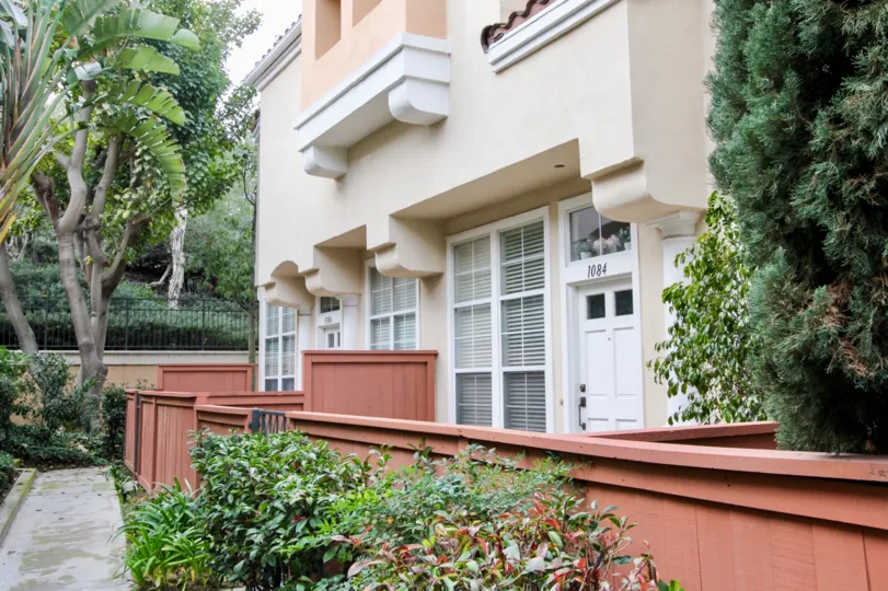 Summit Renaissance offers the appeal of European designed villas. This community of 161 units was built in 1994 by Pacific Community Builders. It’s a gated community located just below Viewpointe condos and just above the million dollar guard gated commun