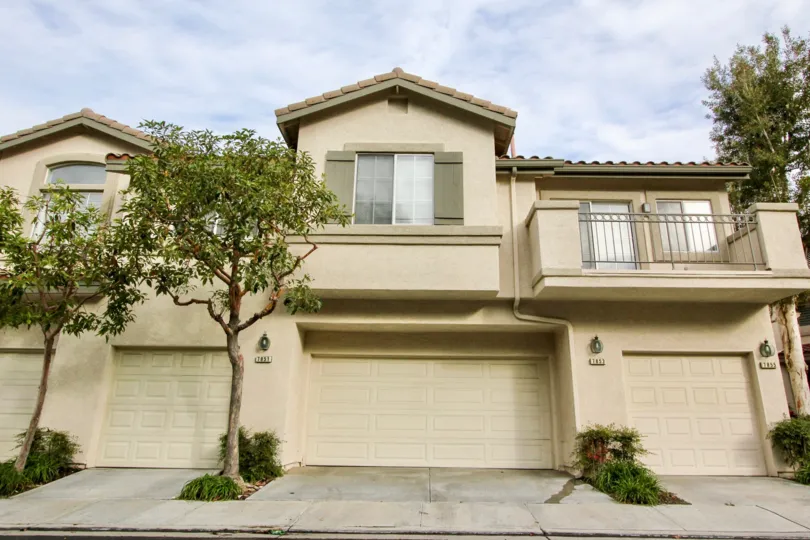THE FLAT IN THE VIEWPOINTE NORTH WITH THE SHUTTERS, PLANTS, BALCONI, TREES