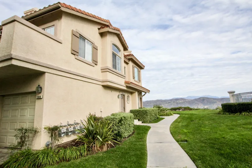 THE FLAT IN THE VIEWPOINTE NORTH WITH THE PATHWAY, HILLS, PLANTS, TREES