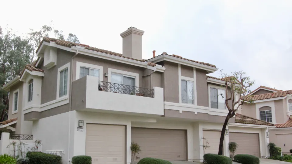 THE HOUSE IN THE VIEWPOINTE WITH THE SHUTTERS, PLANTS, TREES, BALCONI