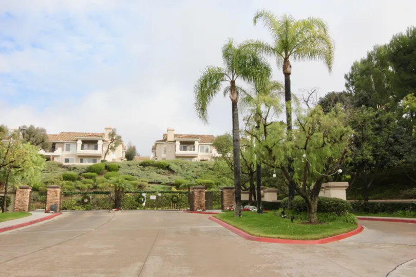 THE LONGSIGHT VIEW OF HOUSES WHICH IS SITUATED IN VIEWPOINTE, THAT HAVE THE PLANTS AND THE TREES, EMPTY SPACE