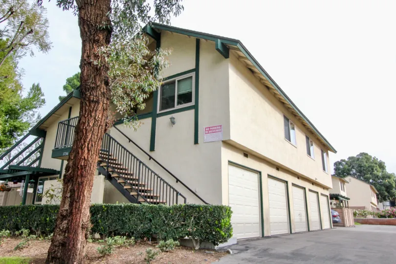 THE APARTMENT IN THE WINDWOOD WITH THE BALCONI, PLANTS, TREES