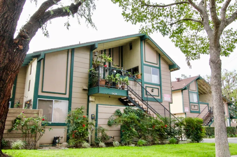 THE 5424 APARTMENT IN THE WINDWOOD WITH THE LAWN, UPSTAIRS, PLANTS, TREES