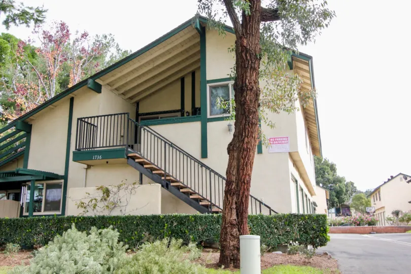 THE 1736 APARTMENT IN THE WINDWOOD WITH THE UPSTAIRS, PLANTS, TREES