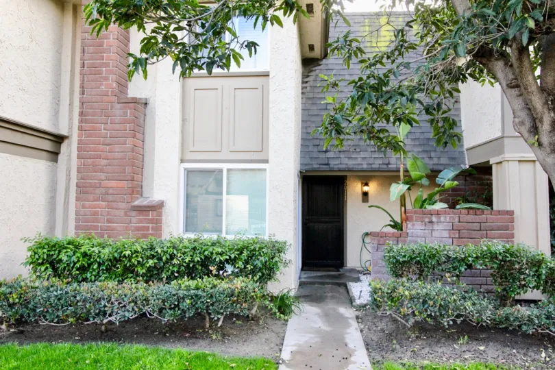 THE APARTMENT IN THE ANAHEIM GARDENS WITH THE BANANA TREE, LAWN, PLANTS