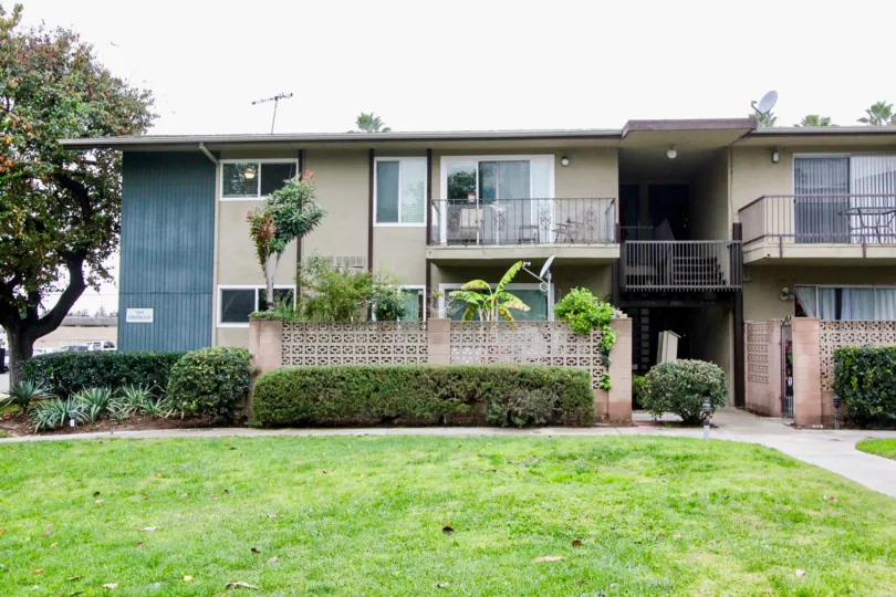 THIS IMAGE SHOWS THE LARGE HOUSE ON THE FRONT LAWN, PLANTS, TREES, ON THE TOP DISH, ANTENNA ARE THERE IN ANAHEIM CITY