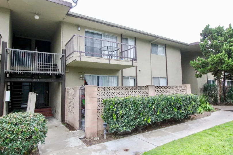 NICE LIGHT YELLOW COLOUR HOUSE IN THE ANAHEIM VILLAGE I WITH FRONT PLANTS ARE VERY BEAUTIFUL