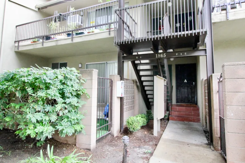 THE 1865 APARTMENT IN THE ANAHEIM VILLAGE I WITH THE UPSTAIRS, AC, PLANTS