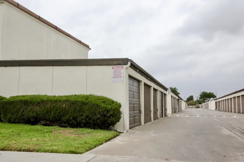 A cloudy day in the anaheim village iii with beautiful row houses and lawn
