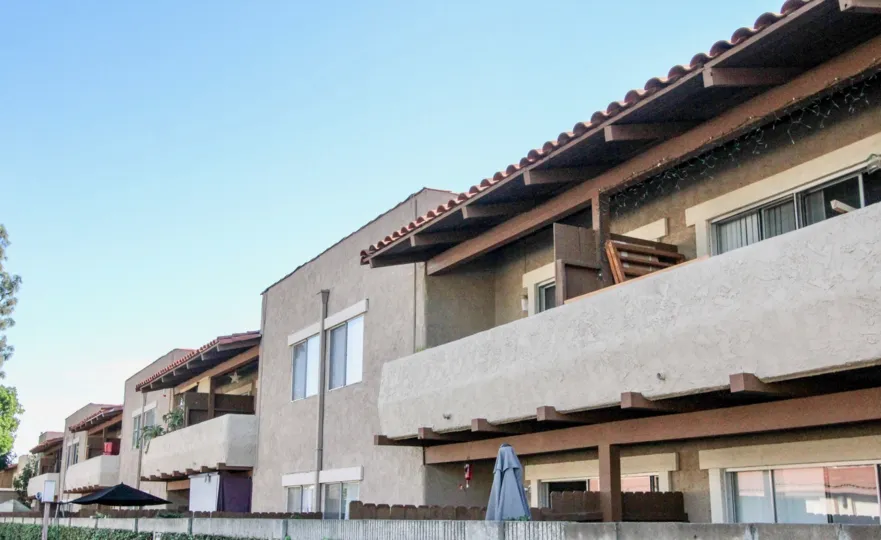 Nice villas with balconies and sitout in Cameron Court of Anaheim