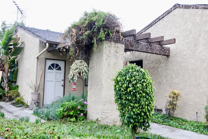Nice rooftop approach and small garden at front of a villa in Gateway Americana of Anaheim