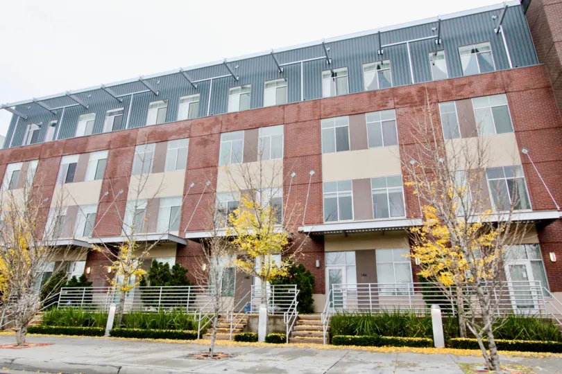 THE HOUSE IN THE HARBOR LOFTS WITH THE UPSTAIRS, PLANTS, TREES