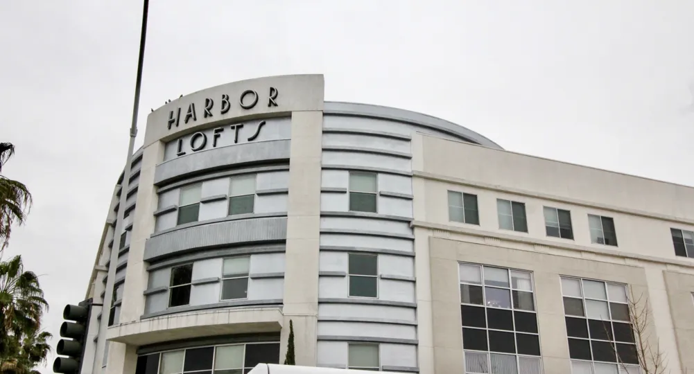 THIS IMAGE SHOWS THE HARBOR LOFTS HOTEL WHICH HAS THE LOT OF GLASS WINDOWS