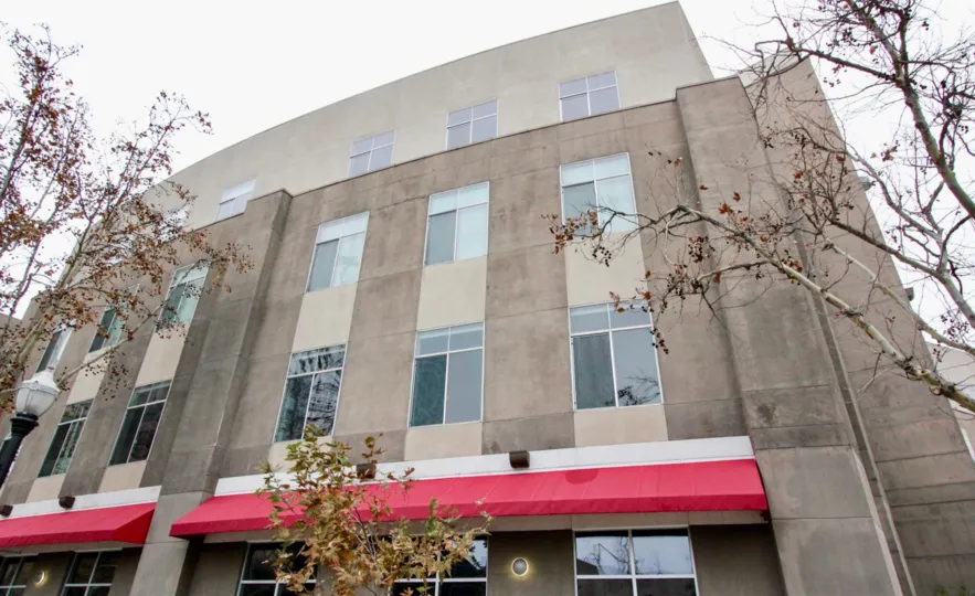 THIS PICTURE REPRESENTS THE HOTEL IN LARGE SIZE THAT HAVE LOT OF GLASS WINDOWS IN ANAHEIM CITY