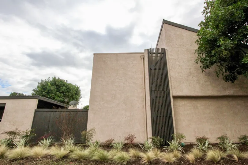 A large condo with a large wooden fence between partitions at Heritage village Townhomes in anaheim CA