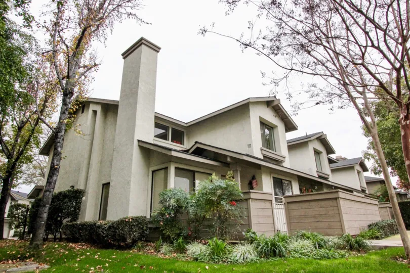 A large bunglow with small trees and thick lawn in the Lakeview townhomes community